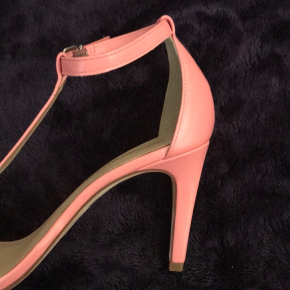 T-strap heeled sandals - Picture 4 of 5